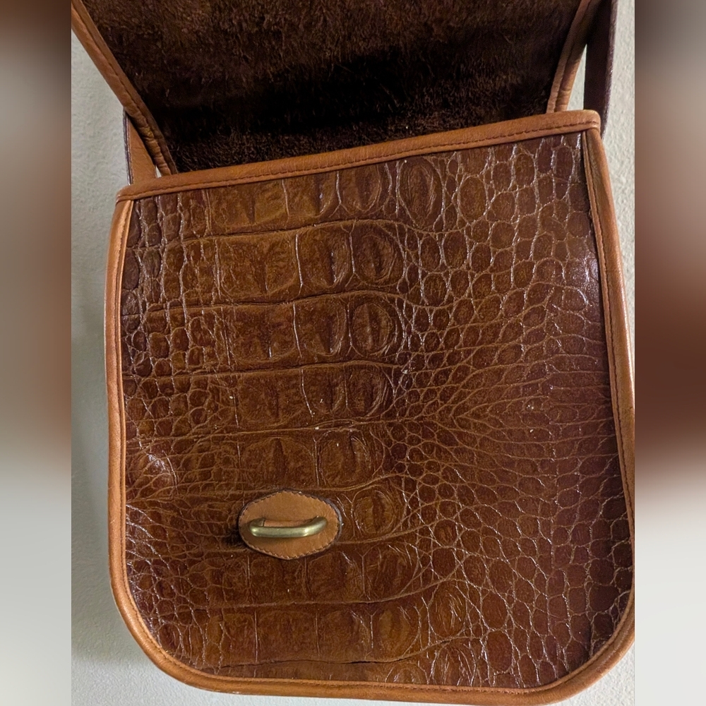 Skiathos Elegant Tan Leather Crossbody Bag - Picture 5 of 11
